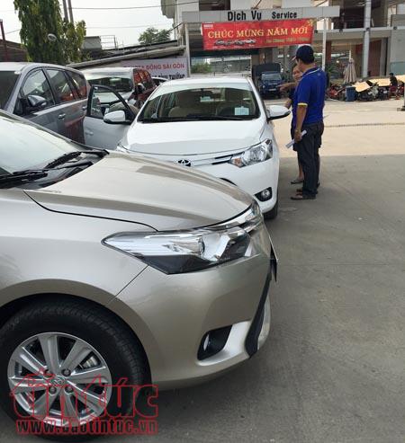 Ô tô nội giảm giá cả trăm triệu, người mua vẫn thờ ơ chờ xe nhập ảnh 2